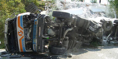LKW stürzte von der Autobahnabfahrt