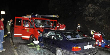 Pkw kracht frontal in Feuerwehrauto