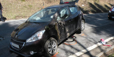 Auto &uuml;berschl&auml;gt sich und landet auf Radfahrer