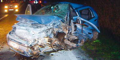 Mutter und Sohn aus brennendem  Auto gerettet