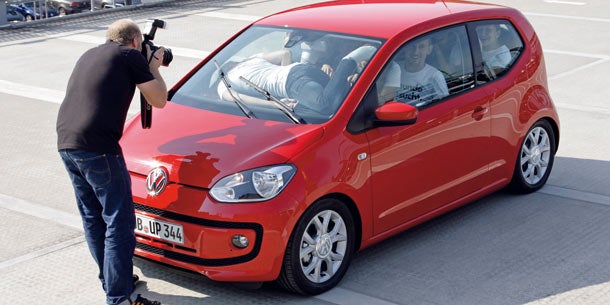 Weltrekord: 16 Personen im VW Up!
