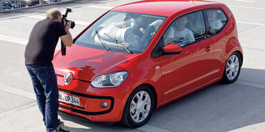 Weltrekord: 16 Personen im VW Up!