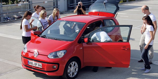 Weltrekord: 16 Personen im VW Up!