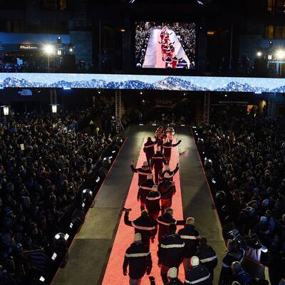 Ein Feuerwerk stimmte die Ski-Fans ein.