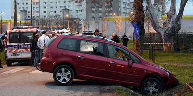 Mann rast mit Auto auf Soldaten vor Moschee