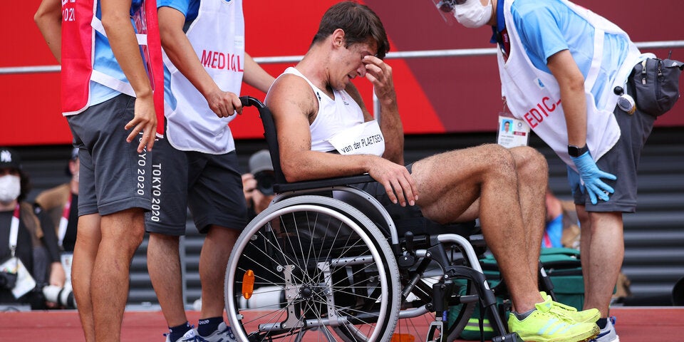 Zehnkämpfer Thomas van Der Plaetsen musste nach Sturz in die Sandgrube mit dem Rollstuhl abtransportiert werden
