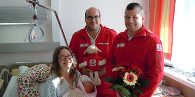 Dramatische Geburt: Sanis bringen Baby zur Welt