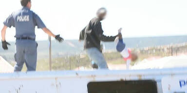 Vater wirft Tochter von Dach