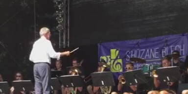 Hier dirigiert Van der Bellen eine Blasmusik-Kapelle