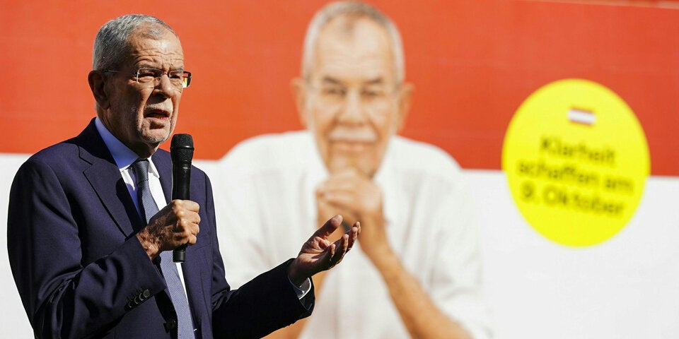 Van der Bellen zeigt sich rot-weiß-rot