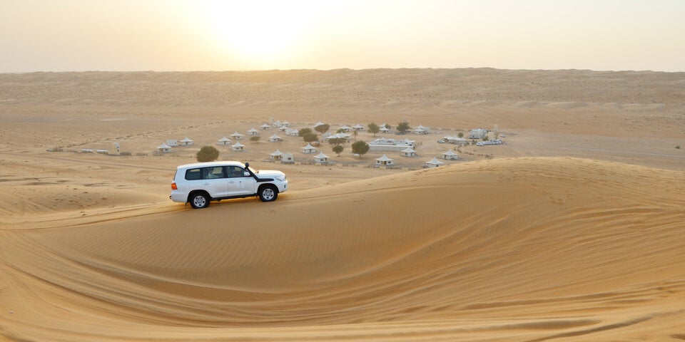 Dünen Experience mit Aussicht auf ein Zelt-Camp.