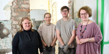 Patricia Gr&uuml;nauer (Verein Wohnen), Michelle Schiller, Jan G&ouml;tzinger (beide Gesa) und Wohnbau-Landesr&auml;tin Christiane Teschl-Hofmeister&nbsp;