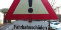 Verkehrsschild Fahrbahnschäden