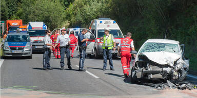 Schwerer Verkehrsunfall mit drei PKW