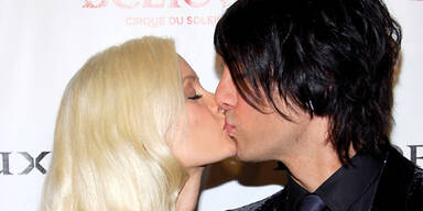 Hefners Ex-Bunny hoppelt Zauberer in die Arme