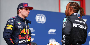 Max Verstappen im Gespräch mit Lewis Hamilton