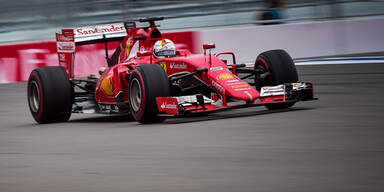 Streckenposten l&auml;uft vor Vettel-Ferrari