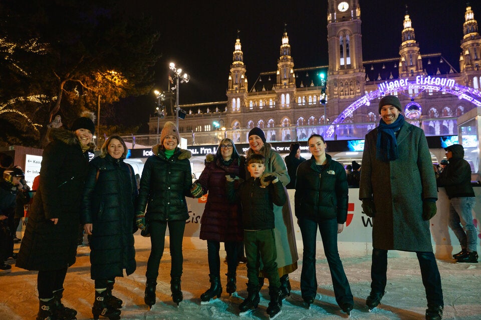 Die Bewohner Dulls machen sich in den Schlittschuhen ein Bild vom Wiener Eistraum.