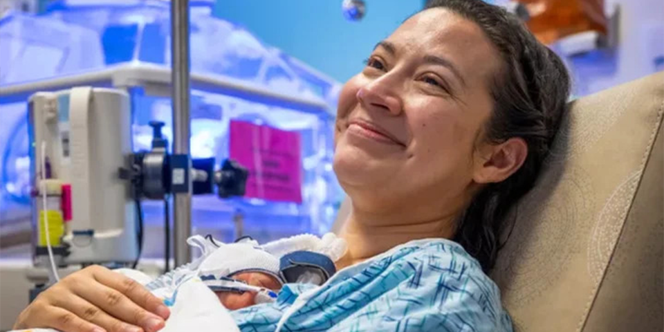 Frau (34) bringt eineiige Vierlinge zur Welt