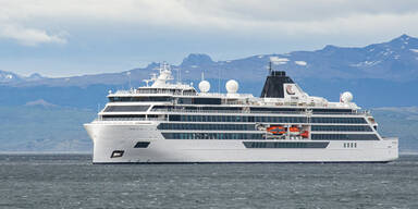 Riesenwelle trifft Kreuzfahrtschiff - ein Toter