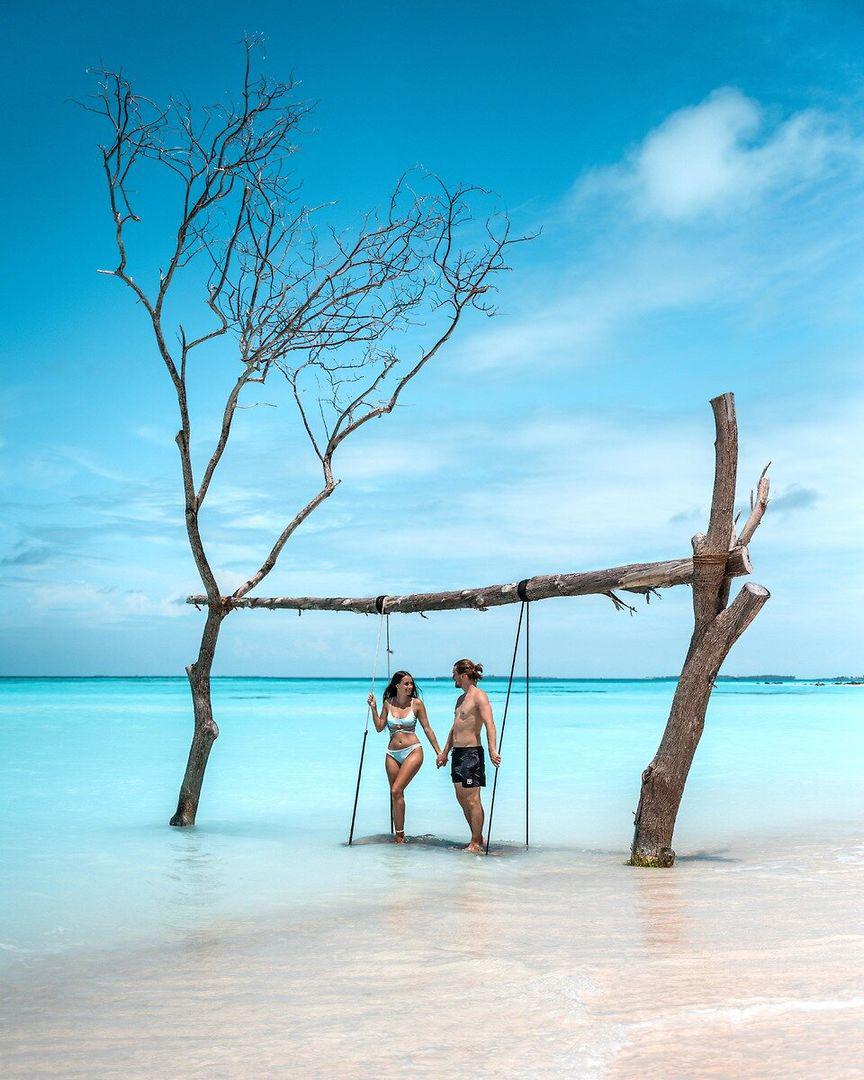 POSTKARTENIDYLLE. Wo der Himmel und das türkis schimmernde Meer miteinander verschmelzen.
