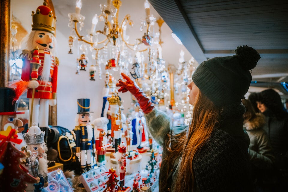 X-MAS SHOPPING. Zahlreiche Stände verkaufen Kunsthandwerk von lokalen Artists.