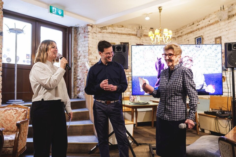 GF Vollpension Karin Hermann-Arnold mit Marvin Peters, Director Mobile bei Samsung Austria und Frau Marianne, Vollpension Oma und Senior Influencerin