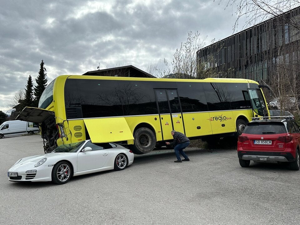 Bus auf Porsche in Fügen