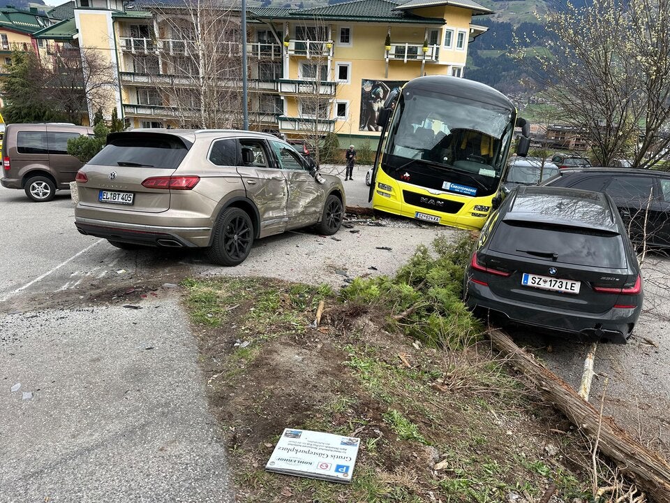 Bus auf Porsche in Fügen