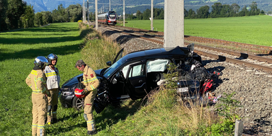 Auto in Tirol von Zug erfasst: Kind get&ouml;tet