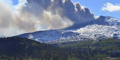 Vulkan spuckt Aschewolken in den Himmel