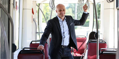 Vzbg. Martin Hajart freut sich &uuml;ber drei neue Buslinien