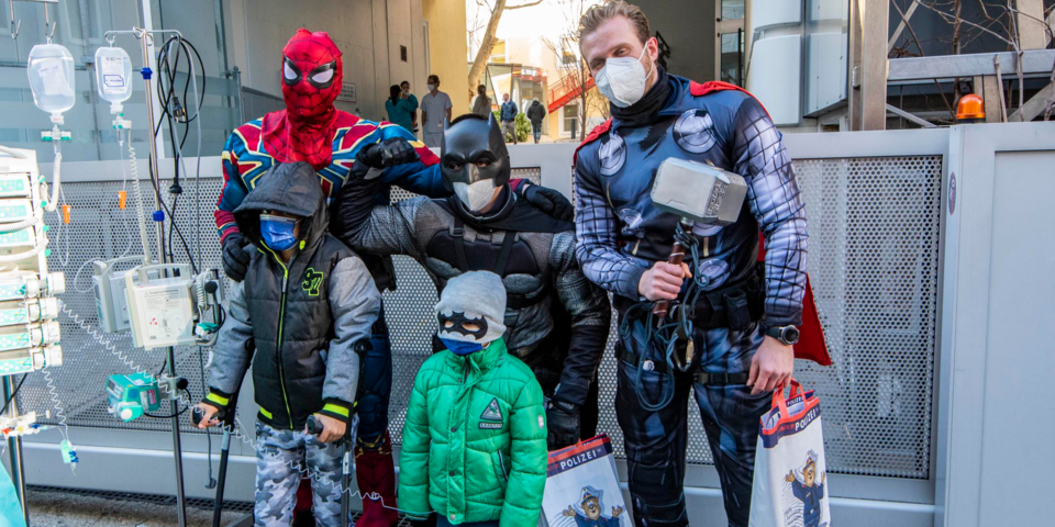 WEGA-Superhelden überraschen Kinder im St. Anna Kinderspital