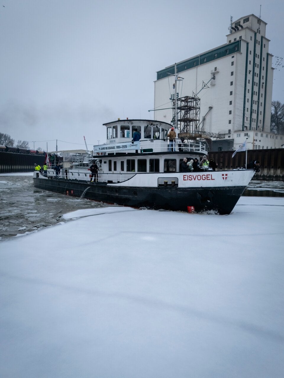 Donau zugefroren: Eisbrecher 