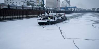 Donau zugefroren: Eisbrecher "MS Eisvogel" im Dauereinsatz