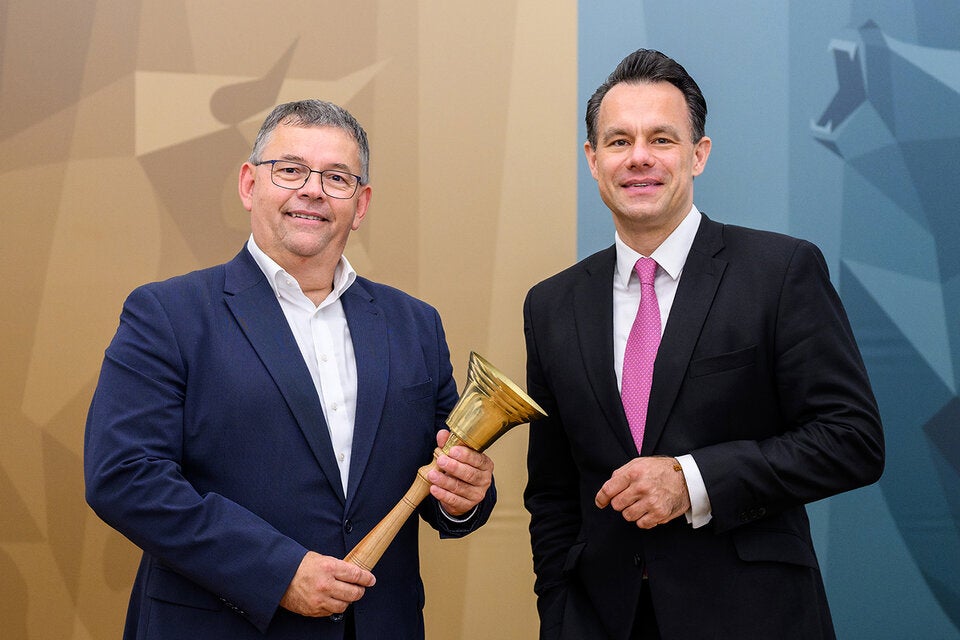 „Ring the bell“: Christian Faymann, Institutsleiter des WIFI Wien der Wirtschaftskammer Wien, und Christoph Boschan, CEO Wiener Börse AG, läuten ein weiteres erfolgreiches Kursjahr der Wiener Börse Akademie ein.
