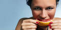 Frau mit Grapefruit