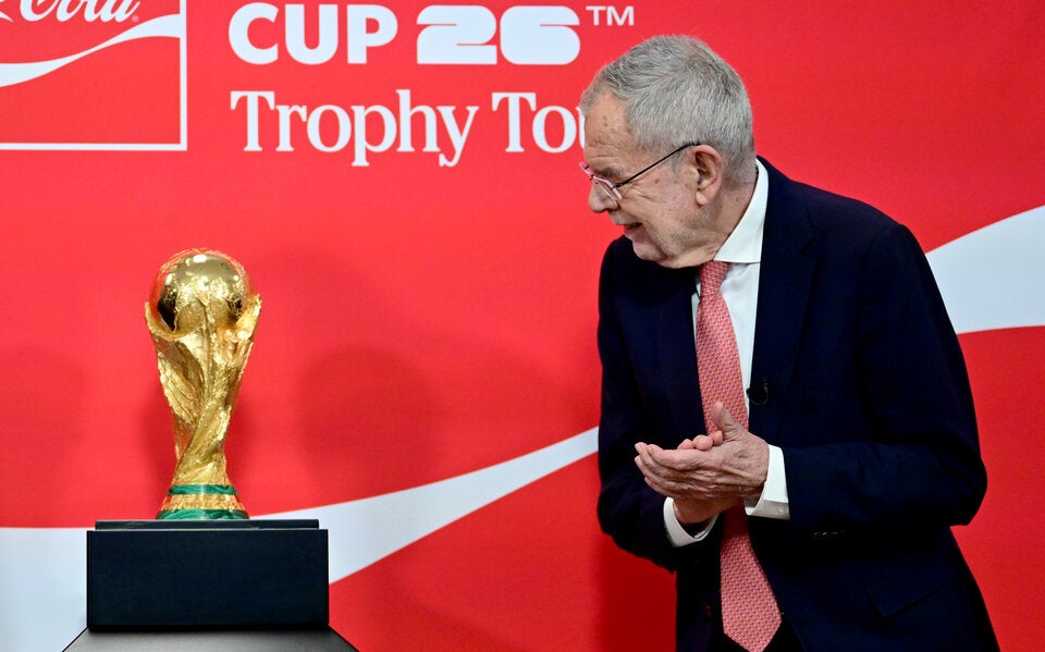 WM-Pokal endlich in Österreich - und Arnie stellt Forderung