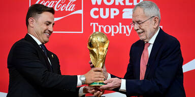 WM-Pokal-Cannavaro-van-der-Bellen.jpg
