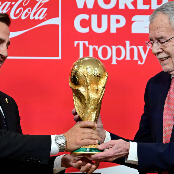 Er ist gelandet: Österreich jubelt über WM-Pokal