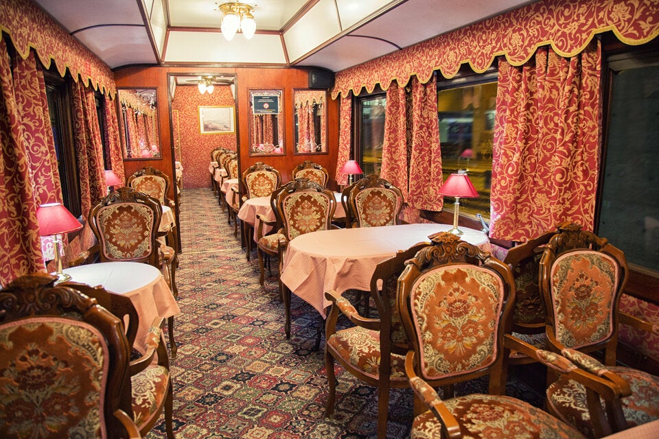 Stilvoll. Im Salonwaggon reist man entspannt wie zu Kaisers Zeiten – große Fenster geben den Blick auf die vorbeiziehende Frühlingslandschaft frei.
