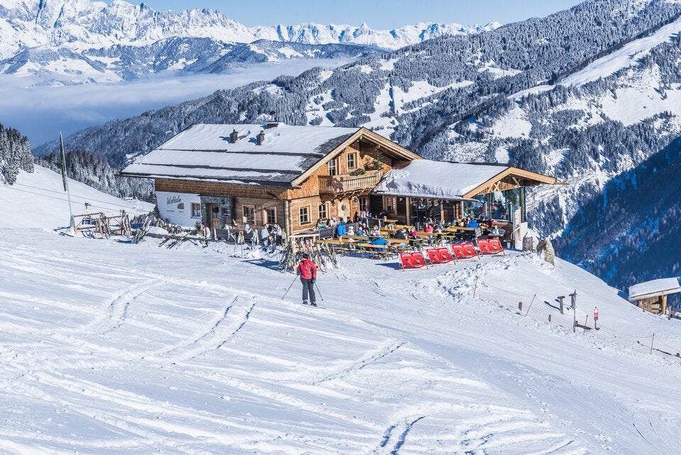 Waldalm. Lassen Sie sich in der urigen Hütte mit Schmankerln aus der Region verwöhnen.