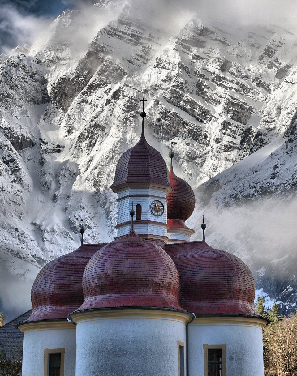 Die Wallfahrtskirche St. Bartholomä liegt abgelegen auf einer Halbinsel im Königsee.