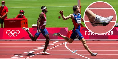 Hürdenläufer Karsten Warholm im Ziel beim 400m-Bewerb + Großaufnahme von Warholms Schuh