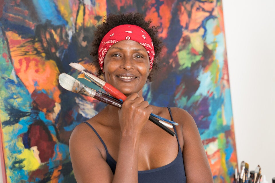 Kontrolle abgeben lautet das Motto von Waris Dirie, wenn sie malt. 