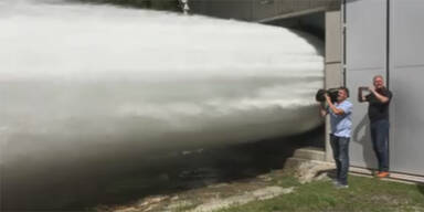 Hier schießen 22.000 Liter Wasser pro Sekunde aus dem Rohr