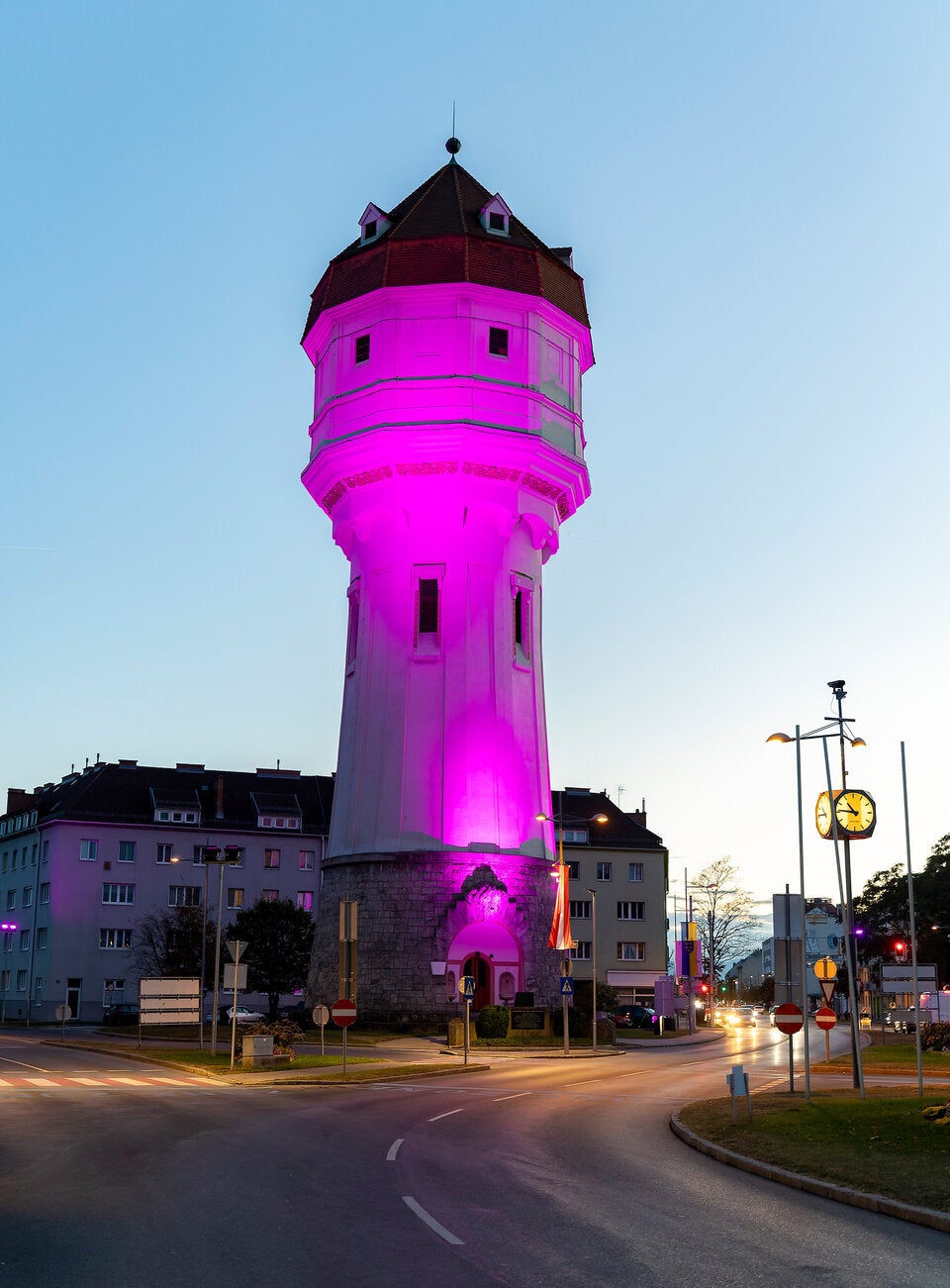 Wiener Neustadt: Rathaus und Wasserturm erstrahlen in Pink