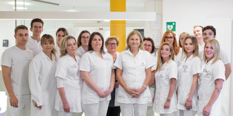 Frau Dr. Schwarz und Team