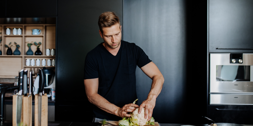Haubenkoch Didi Maier verkostet Tasting Menü aus seinem neuen Buch