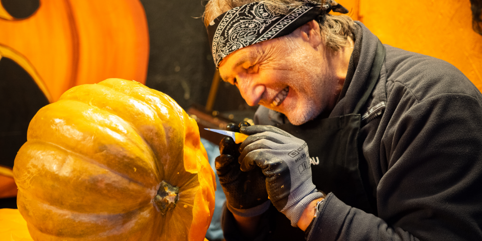 Österreichs Meisterschnitzer Alex Neumayr. Er macht aus jedem Kürbis ein Meisterwerk.